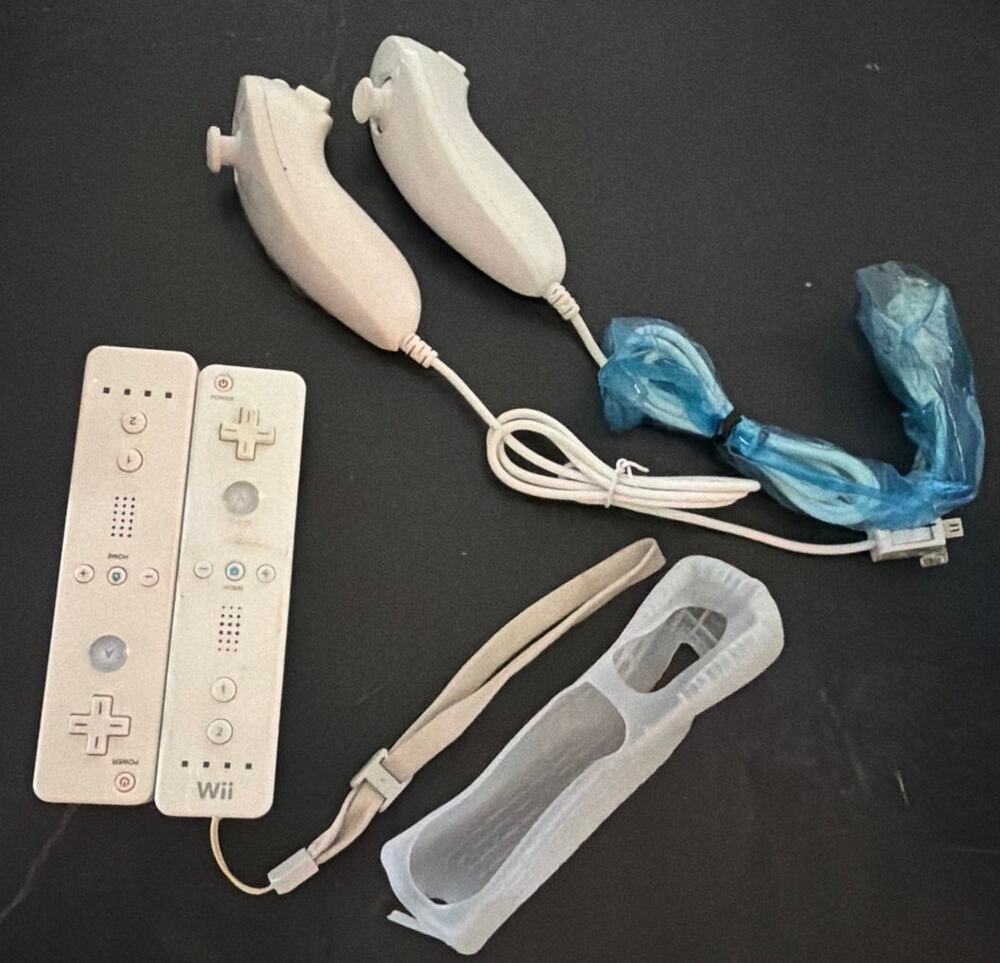 Nintendo Wii Controllers Numchuk Bundle